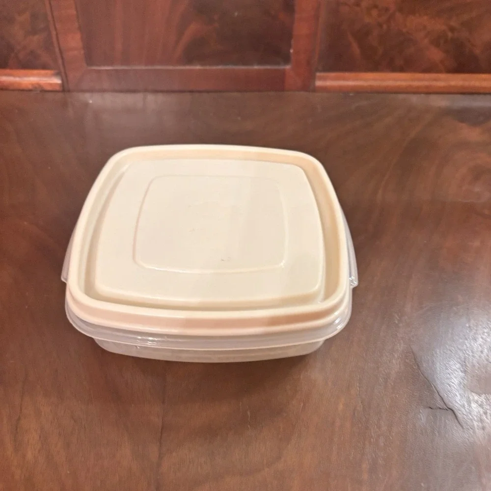 Vintage Rubbermaid Servin' Saver #1 Food Storage‎ Container Almond Lid 2 Cups